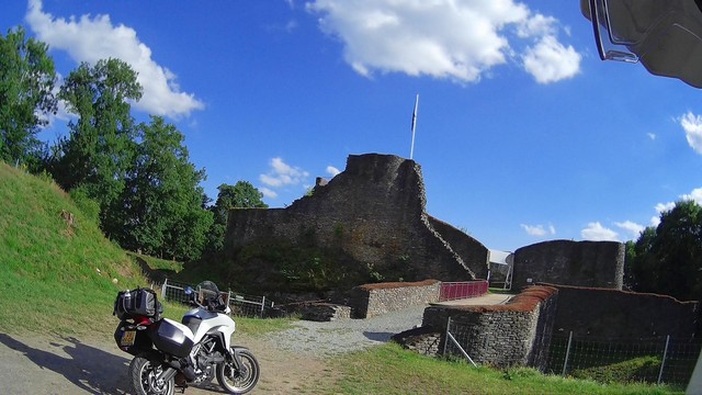 Vallonia in moto: il castello di Herboumont, sulla strada dei castelli delle Fiandre.