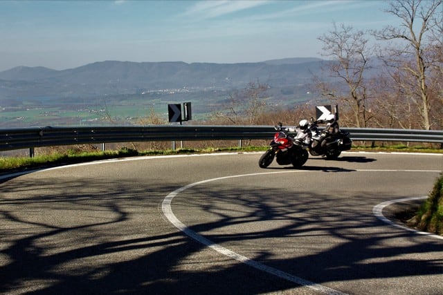 Salendo verso il Giogo, è visibile sullo sfondo il lago artificiale del Bilancino, che ha modificato molto il panorama e la parte finale del circuito stradale