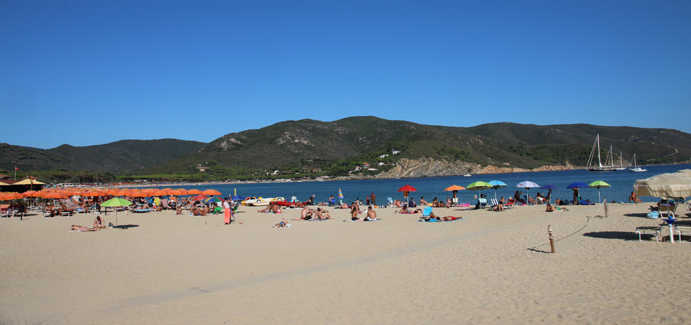 Marina di Campo è famosa per avere la spiaggia più grande dell'isola, ma non solo...