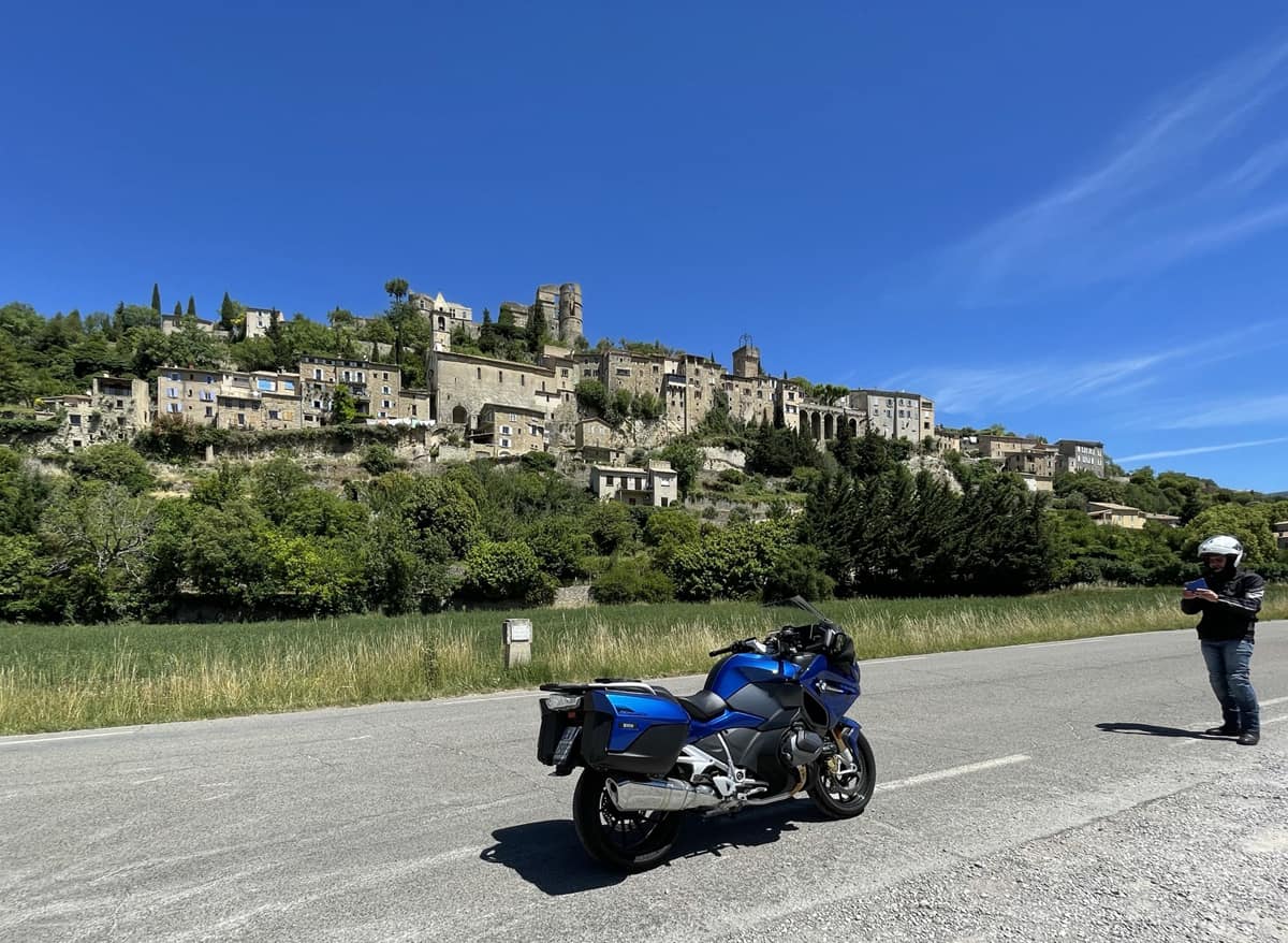 Nyons e Baronie Provenzali, la Francia ideale in motocicletta