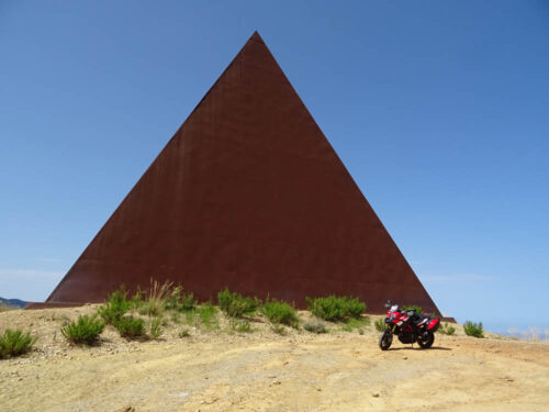 Fiumara d'Arte Piramide 38 parallelo2